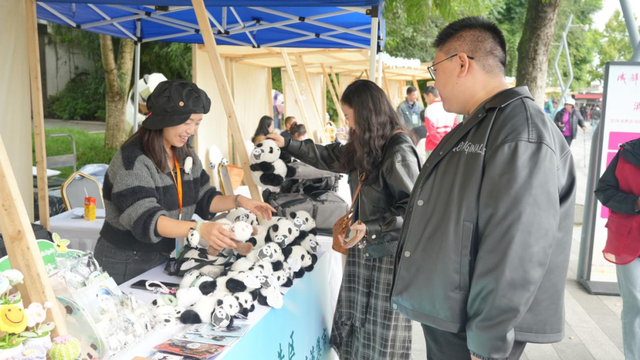 “熊猫艺礼”热销熊猫基地！“成都·美丽工坊”幸福集市圆满收官