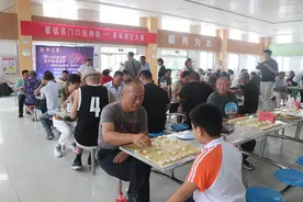 新泰翟镇棋王争霸赛燃爆全场，象棋高手家门口上演“最强大脑”对决！图片