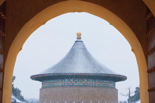 雪落天坛，红墙银装美景如画