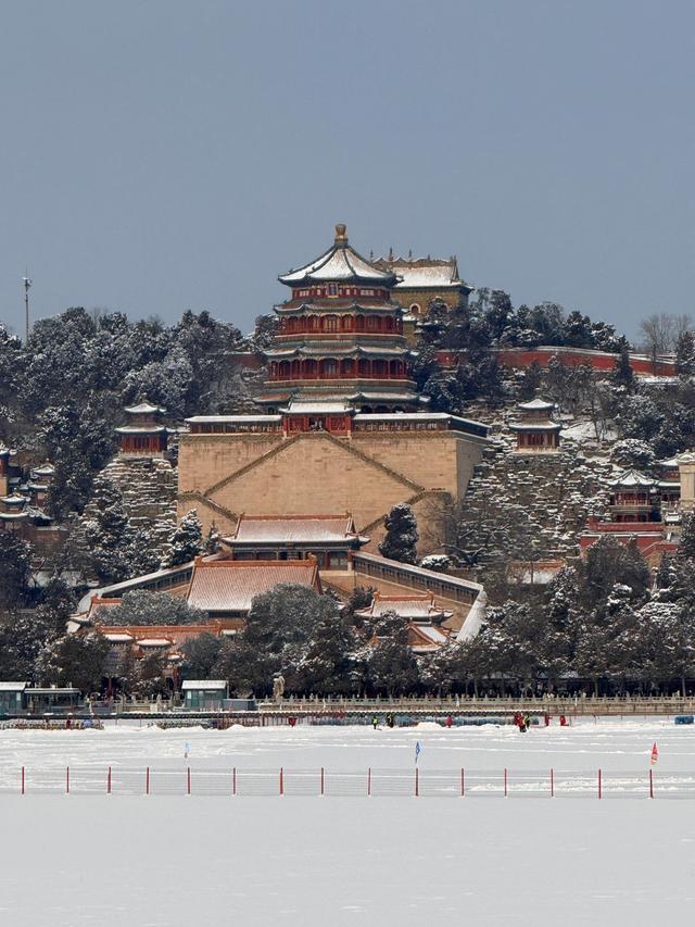 雪霁云舒，颐和园静谧悠然