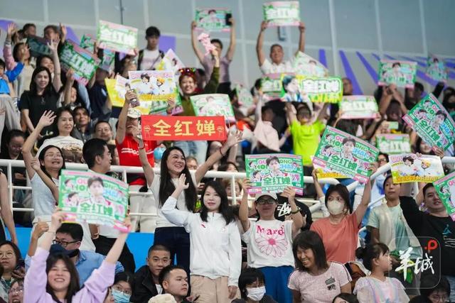 全红婵复出首战摘金，现场下起“娃娃雨”，陈艺文、林珊点赞！