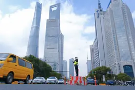 亲爱的她｜平均不到29岁，上海唯一全女子交警中队守护陆家嘴图片
