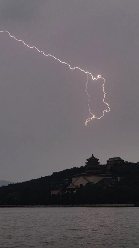 变幻莫测！北京夜空闪电好像“银蛇舞动”