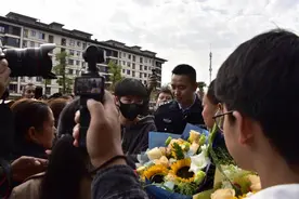 跨越15年相拥，黔江失散男子回家了图片