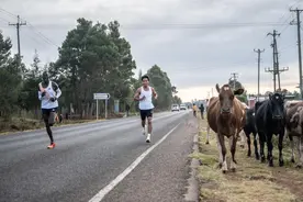 跑者何杰，在非洲“吃土”，和自己较劲图片