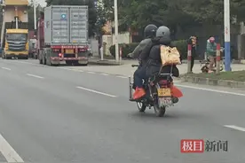 五旬男子再次骑摩托车从广东返梧州老家：他给双脚套上塑料袋防寒图片
