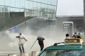 杭州铁路公安通报男子持灭火器向四周喷射：精神异常已送医视频封面