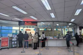 北京地铁昌平线追尾停运的一天：摆渡车接送乘客，拖离故障列车，全线明日恢复运营图片