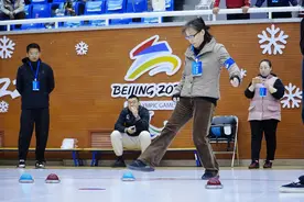 北京市第二届冬季运动会（群众组）冰蹴球项目比赛开赛图片