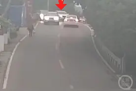 猛踩油门借对向车道超车 险酿大祸图片