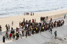 “没有物资分发至民众手中”，加沙海岸临时码头启用后收效甚微图片