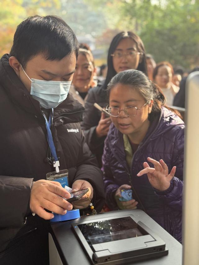 灵隐飞来峰景区免票第一天，截至17时，共接待游客26205人次