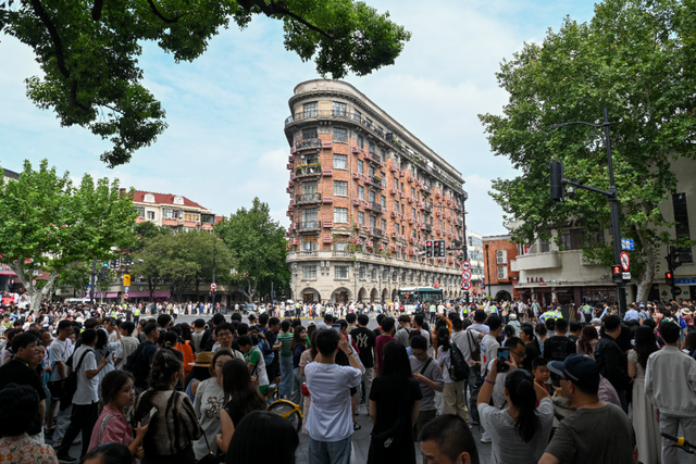 魔都眼·国庆｜各景点人从众，假期过半外滩客流已破220万