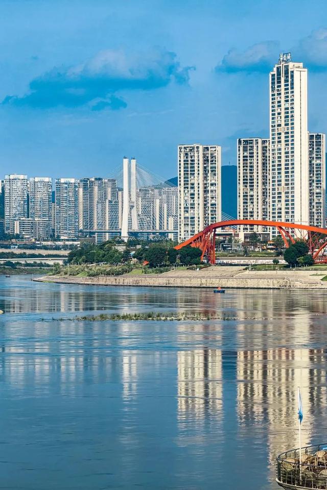 写信告诉我，今天，宜宾的“海”是什么颜色……