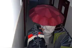 杭州一男子深夜扮成女子，竟是为了……图片