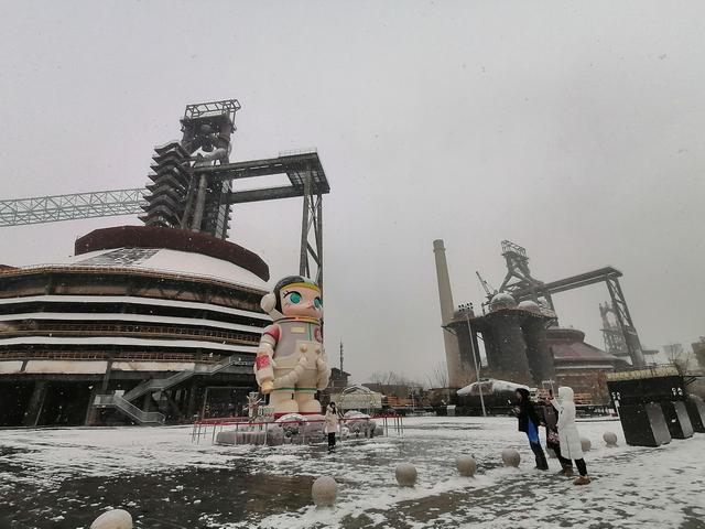 市民在首钢园游玩赏雪
