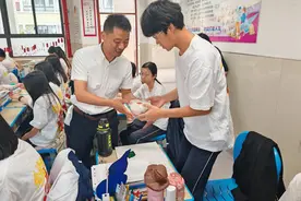 送糕粽祝“高中”！衢州理工为高考学子壮行，为梦想出征图片