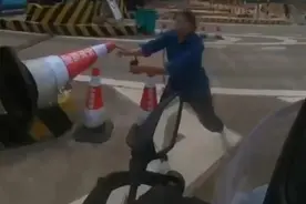 摩托车闯卡上高速被扔锥桶，湖南高速回应图片