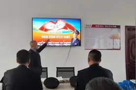 张法文温馨的13号车厢图片