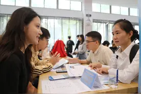 校园招聘会助力大学生就业#图片