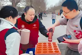 冰城“志愿红”绘出最温暖的人文风景线图片