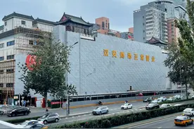 西北三环商圈“双安商场”外立面改造过半，预计年底全新亮相——图片