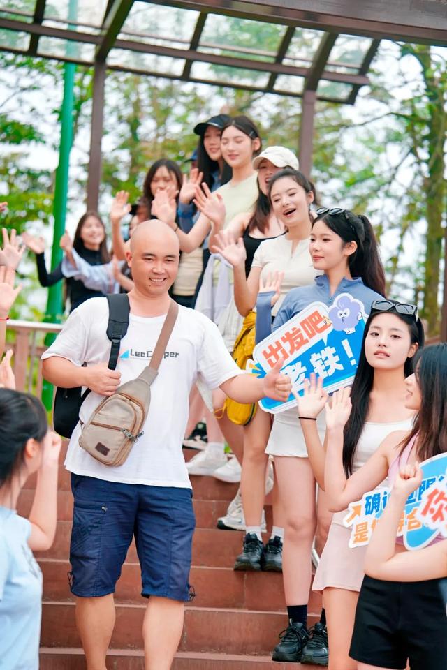 小姐姐们来啦！这瓦屋山也太好看了吧！