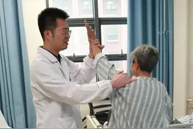 老人胳膊抬不起来，协和金银湖专家微创修补肩袖巨大撕裂图片