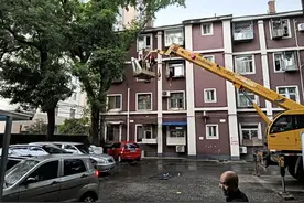 社区集中修缮漏雨点，老楼顶层居民睡上踏实觉图片