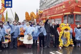 中国舞龙舞狮亮相英国伦敦新年庆典图片