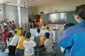 大手牵小手，衢州这所小学迎来了一群小客人图片