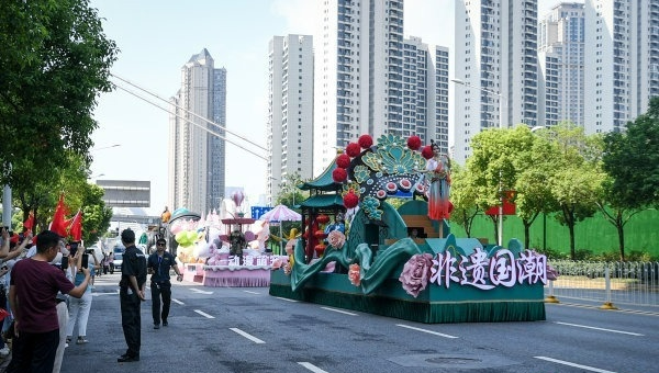 直击！蒜鸟、悟空、Labubu坐花车巡游武汉
