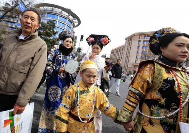 从王府井到故宫：Z世代在北京圆“格格梦”