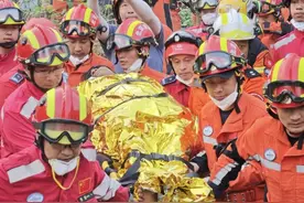 中国救援队伍在缅甸救出第9名幸存者图片