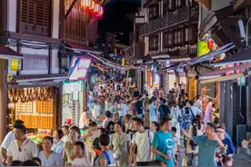 夏日夜游  千年古镇磁器口夜间人气旺图片