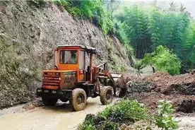 “雨再大，这事也必须干” 浙江人为福建考生抢通赶考路图片