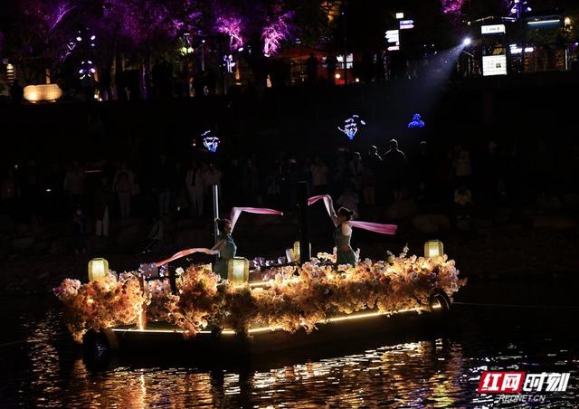 张家界索溪河夜未央！山水披“彩衣”成夜游新宠