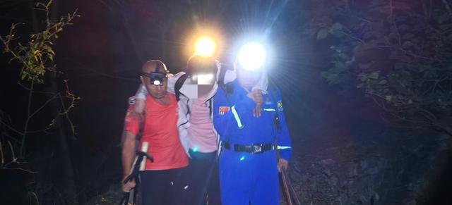 三名登山爱好者爬野山被困，蓝天队员连夜营救