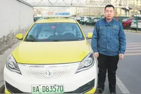 寒夜，暖心“的哥”送迷路老人回家图片