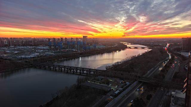绝美朝霞来了！风歇月晕笼，霞流江泛红