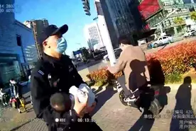 紧急！3个月婴儿误服除垢剂，民警一路飞奔600多米送医图片