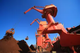 港口“机甲驭手”，用“铁臂”丈量担当图片