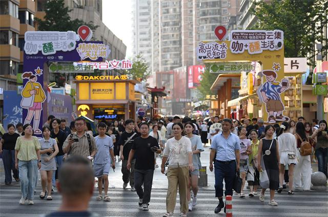 贵阳：青云路步行街人气旺