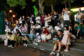 越夜越青春！海内外游客来东湖“摩登一下”图片