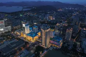 2023年杭州解百集团扣非归母净利增幅20.41%，稳中向好图片