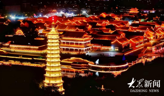 昼集夜市热闹非凡，音乐灯影轮番上演
