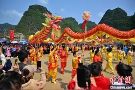 中越边民欢歌载舞共庆边关“春龙节”图片