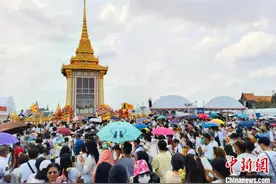 释迦牟尼舍利子在泰国展出供民众瞻仰参拜图片