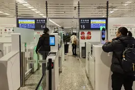 口袋里突然探出蛇头！杭州机场安检查获旅客携带活蛇过检，网友：吓死！图片