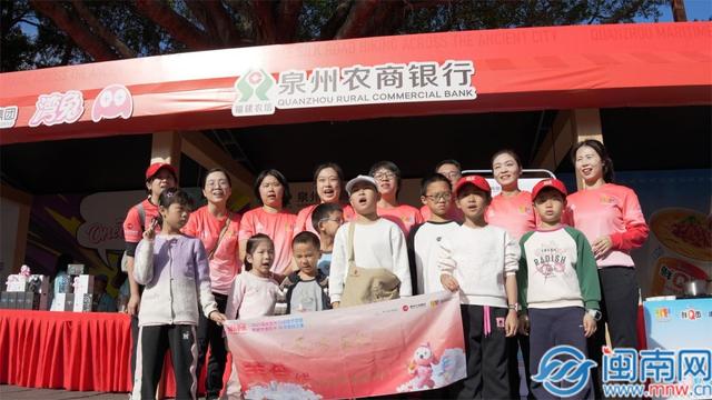 与古城同行 与民心共步 泉州农商银行助力古城徒步穿越活动